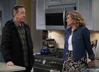 Last Man Standing – Mike Baxter (Tim Allen, l.); Vanessa Baxter (Nancy Travis, r.)