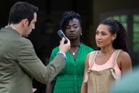 Death in Paradise – Damit DS Cassells (Joséphine Jobert, r.) Tarnung nicht auffliegt, darf sich DI Parker (Ralf Little, l.) nichts anmerken lassen. Unter dem wachsamen Auge von Corine Priestley (Naana Agyei-Ampadu, M.) muss Cassell um jeden Preis in ihrer Rolle bleiben.