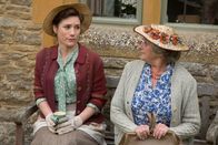 Father Brown – Edie Lee (Charlotte Randle, l.) bittet Mrs. McCarthy (Sorcha Cusack, r.) im Floristen-Wettbewerb Rücksicht auf sie zu nehmen. Edie und ihr Mann stecken in finanziellen Schwierigkeiten und haben den Gewinn dringen nötig.