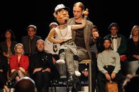 SOKO Stuttgart – Mit seiner Puppe Herbert trat Simon Janetski (Paul Boche, M.) bei einem Wettbewerb gegen das Opfer an - genauso wie auch andere Kleinkünstler (Komparsen, Hintergrund).