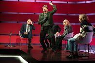 Browser Ballett – Der selbsternannte Method Actor Jürgen Hahn (Wolfgang Bahro, M.) dreht während seines Besuchs in der Talkshow "Richter – Der Talk" durch und kämpft gegen imaginierte feindliche Soldaten.