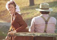 Unsere kleine Farm – Charles Ingalls (Michael Landon, r.) und seine Frau Caroline (Karen Grassle, l.) fahren diesmal ohne ihre Kinder in den Urlaub.