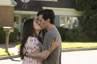 The Middle – L-R: Lexie Brooks (Daniela Bobadilla) und Axl Heck (Charlie McDermott)