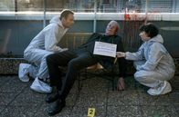 Tatort – Nina Rubin (Meret Becker) und Robert Karow (Mark Waschke, li.) finden Klaus Keller (Rolf Becker) an seinem 90. Geburtstag tot auf. Um seinen Hals hängt eine seltsame Nachricht.