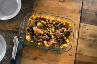 Stadt Land Kunst – Aus Maismehl formt Antunina von Hand Nudeln für ein traditionelles kapverdisches Gericht: ein köstliches Ragout aus Hühnerfleisch, Paprika, Tomaten und Maniok.
