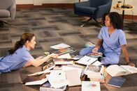 Grey's Anatomy – Grey's Anatomy Staffel 19 Folge 2 Müssen ein Rätsel lösen: Adelaide Kane als Dr. Jules Millin, Alexis Floyd als Dr. Simone Griffith Copyright: SRF/ABC Studios