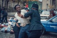 It's a Sin – Als die Polizei auftaucht, wird der friedliche Protest schnell niedergeschlagen. Roscoe (Omari Douglas, M.) und viele andere werden verhaftet. Doch dann scheint sich das Blatt zu wenden.
