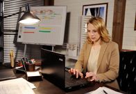 Rote Rosen – ARD ROTE ROSEN FOLGE 1244 Uhr im ERSTEN. Bente (Nela Schmitz) löscht Lars' Präsentation vom Computer.