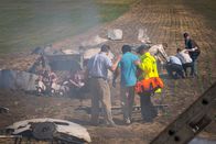 Mayday - Alarm im Cockpit – Brantford, Ontario - Passengers rest near the wreckage of KLM Cityhopper Flight 433 after it crashed at Amsterdam's Schphol Airport. The flight to Cardiff turned back after the pilots reported a problem with their oil pressure.Two passengers and one crew member are killed and the rest are badly injured. (Cineflix 2018/Pana Pantazidis)