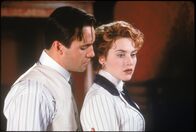 Titanic – Die 17-jährige Rose DeWitt Bukater (Kate Winslet, r.) soll in Amerika auf Drängen ihrer Mutter eine Zweckehe mit Cal (Billy Zane, l.) eingehen, um ihren Lebensstandard halten zu können und das Ansehen, der in finanzielle Schwierigkeiten geratenen Familie zu retten. Wird Rose stark genug sein, um diese Bürde zu tragen?