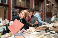 Alice – Alice (Nina Gummich) und ihr Lebensgefährte Bruno (Thomas Guené) stöbern nach Büchern