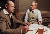 Die Heimkehr – August (August Zirner) freut sich, dass er seinem Schulkameraden und Freund Hermann Mohr (Oliver Stokowski), den er stets nur Mohrle genannt hat, wiederbegegnet ist. Mohrle, mehr denn je ein Künstler mit Stift und Papier, scheint ihm in Gerbersau verkannt zu werden.