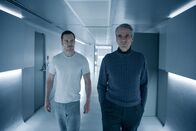 Assassin's Creed – Cal Lynch (Michael Fassbender, l.); Rikkin (Jeremy Irons, r.)