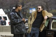 Entgleist – Dexter (Xzibit, l.) und LaRoche (Vincent Cassel, r.) planen schon den nächsten Coup: Lucinda soll wieder einen verheirateten Mann ins Hotel locken ...