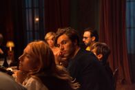 Madame – Steven (Tom Hughes) sitzt beim festlichen Dinner neben Fanny (Joséphine de La Baume), der Französisch-Lehrerin seines Vaters.