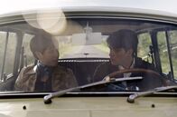 Was am Ende bleibt – Mady (Marie Jung) bringt Antonio (Alessio Lapice) das Autofahren bei.