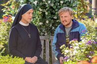 Um Himmels Willen – Siggi (Michael Kranz) bittet Schwester Hanna (Janina Hartwig) um Rat.