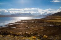 Der verschollene Tempel der Inka – Wide shot of Lake Sibinacocha during snow flurries. (Jim Aikman)