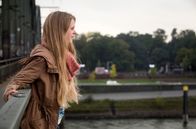 Tatort – Evelyn Pösel (Stella Holzapfel) gehörte zur Tanzgarde von „de Jecke Aape“. Sie wurde gemobbt und nahm sich mit einem Sprung von der Kölner Südbrücke in den Rhein das Leben.