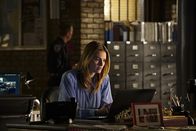 Castle – Völlig gestresst versucht Kate (Stana Katic) etwas aus einem Millionär herauszubekommen, der etwas mit dem toten Airmarshall im Flugzeug zu tun hat ...
