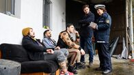 SOKO Stuttgart – Ein Museumsdirektor wird erschlagen und eine Spur führt in die Stuttgarter Hip Hop-Szene. Jo Stoll (Peter Ketnath, 2.v.r.) und Sibylle Beyer (Bärbel Stolz, r.) befragen den Rapper Marc Jessner (Bastian Hagen, M.). Haben er und seine Kollegen (Komparsen) außer den Drogen noch mehr zu verbergen?
