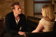 Suits – Harvey (Gabriel Macht) im Gespräch mit seiner Therapeutin Dr. Paula Agard (Christina Cole). Wird er seine Probleme mit ihrer Hilfe lösen können?
