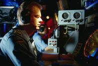Die Rettungsflieger – Funkkontakt zur Fregatte, welche die Rettungsflieger gerade überfliegen: Sie brauchen den OP der Fregatte und erhalten die Landeerlaubnis.