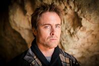 Inspector Barnaby – Nach Jahren als Soldat und Weltreisender kehrt Ollie Tabori (James Murray) nach Midsomer zurück.