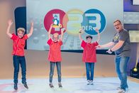 1, 2 oder 3 – Das Rateteam aus Gräfelfing/Deutschland mit Elton und dem Piet-Flosse-Pokal.
