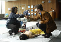 Castle – Lanie Parish (Tamala Jones, l.) ist sehr erfreut, den Schriftsteller Richard Castle (Nathan Fillion, r.) persönlich kennenlernen zu dürfen ...
