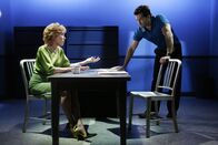 Two and a Half Men – Evelyn (Holland Taylor, l.) wird von Wes (Michael Lowry, r.) verhört, da ihr frisch angetrauter Ehemann tot aufgefunden wurde ...