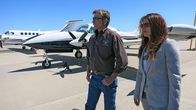 Airplane Repo - Die Inkasso-Piloten – Kevin Lacey and Heather Sterzick look for the plane they want to repo.