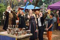 Jessie – (v.li.) Kevin Chamberlin (Bertram), Debby Ryan (Jessie Prescott), Peyton List (Emma Ross), Cameron Boyce (Luke Ross), Karan Brar (Ravi Ross).