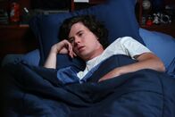 The Middle – Wird von seinem schlechten Gewissen geplagt, nachdem er und sein Bruder einen Unfall verursacht haben: Axl (Charlie McDermott) ...