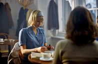 Evil – Marja (Thea Sofie Loch Næss) schreibt eine Postkarte an Erik.