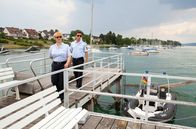 WaPo Bodensee – Nele Fehrenbach (Floriane Daniel, l.) und Pirmin Spitznagel (Simon Werdelis, l.) wissen nicht, ob sie Hauptmann Aubry noch vertrauen können.