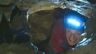 CheXpedition – Checker Julian kämpft sich durch die Kluterhöhle.