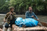 Jungle – Die Backpacker Yossi (Daniel Radcliffe, l.) und Kevin (Alex Russell, r.) wollen zu zweit auf einem selbstgebauten Floß den Dschungel durchqueren.
