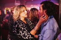 Tatort – Sandra Kühn (Patricia Ivanauskas) und Ralf Vonderheiden (Timocin Ziegler) im Club.