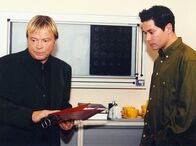 In aller Freundschaft – MDR Fernsehen IN ALLER FREUNDSCHAFT FOLGE 155, "Ein schlimmer Verdacht" Uhr. Schwere Zeiten für Philipp Brentano (Thomas Koch): Der neue Belegarzt Dr. Hartmann (Volker Lechtenbrink, links) läßt dem engagierten AiPler wenig Freiraum.