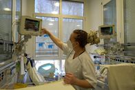 ZDFzoom – Stationsleiterin Nicole auf der Station für Früh- und Neugeborene der München Klinik Schwabing.