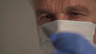 Ermittler! – Dr. Harald Schneider vom Hessischen Landeskriminalamt ermittelt im Labor. Er sucht den Mörder eines 13-jährigen Schülers aus Darmstadt.