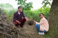Löwenzahn – Fritz Fuchs (Guido Hammesfahr, l.) und Leyla (Samirah Breuer, r.) sind auf der Suche nach dem Schuhdieb von Bärstadt.