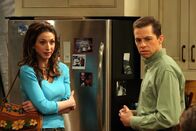 Two and a Half Men – Können nicht glauben, was sie sehen: Judith (Marin Hinkle, l.) und Alan (Jon Cryer, r.) ...