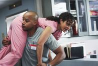 Scrubs - Die Anfänger – Carla (Judy Reyes, r.) macht Turk (Donald Faison, l.) klar, dass sie gerade total scharf auf ihn ist. Daraufhin trägt Turk sie in den Ruheraum. Doch da sind schon andere mit sich beschäftigt ...