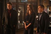 Castle – Castle (Nathan Fillion, l.), Beckett (Stana Katic, M.) und Ryan (Seamus Dever, r.) denken, in ihrem neusten Fall gehe es nur um einen Diebstahl, doch dann taucht eine Leiche auf ...