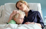 In aller Freundschaft – Eine Blutuntersuchung des kleinen Benno Arnold (Jimmy Gutzeit) hat erhöhte Leukozyten aufgewiesen. Er muss für weitere Untersuchungen in der Klinik bleiben. Währenddessen fragt er immer wieder bei seiner Mutter Manja Arnold (Teresa Weißbach) nach, wann denn endlich sein Vater kommt. Manja bringt es nicht übers Herz ihrem Sohn vom Desinteresse seines Vaters zu erzählen und sagt Benno, sein Vater sei auf einer Reise und sie wisse nicht, wann er wieder zurückkommt.