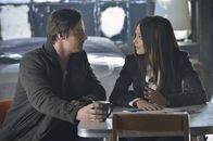 Beauty and the Beast – Cat (Kristin Kreuk, r.) ist fest entschlossen, Vincent (Jay Ryan, l.) zu beschützen - koste es, was es wolle!