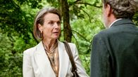 Rote Rosen – Victoria (Caroline Schreiber, l.) bittet Gunter (Hermann Toelcke, r.) ihr bei der Aufnahme in den Gentlemen's Club zu helfen.