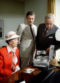Tatort – Als Frau Böble (Karin Hardt,li.) die 300.000 DM bei der Bank abholt, überredet sie der Bankdirektor Eberle (Oscar Müller,re) die Polizei einzuschalten... Mitte: Kommissar Lutz (Werner Schumacher).